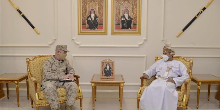 الأمين العام بوزارة الدفاع يستقبل القائد العام للقيادة الوسطى الأمريكية