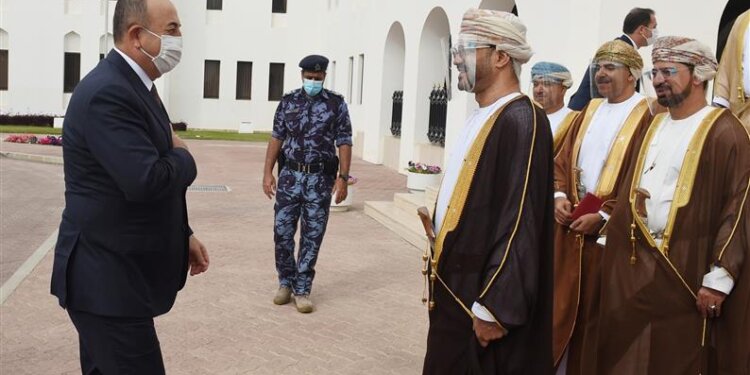 البوسعيدي يعقد جلسة مشاورات مع وزير خارجية تركيا