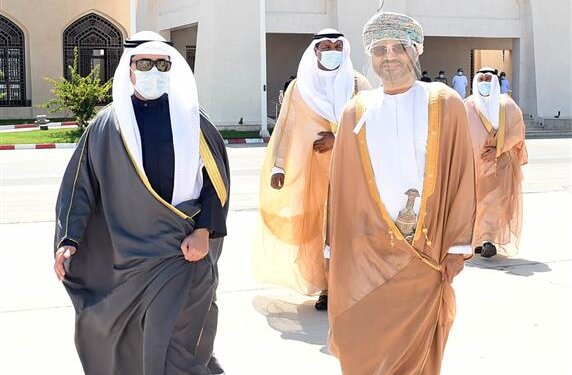 وزير الخارجية الكويتي يغادر السلطنة