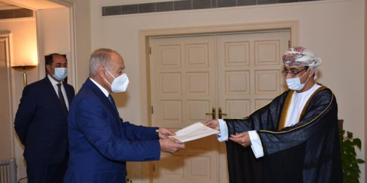 مندوب السلطنة لدى الجامعة العربية يُسلّم أوراق اعتماده
