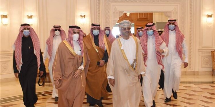وزير الخارجية السعودي يصل إلى السلطنة