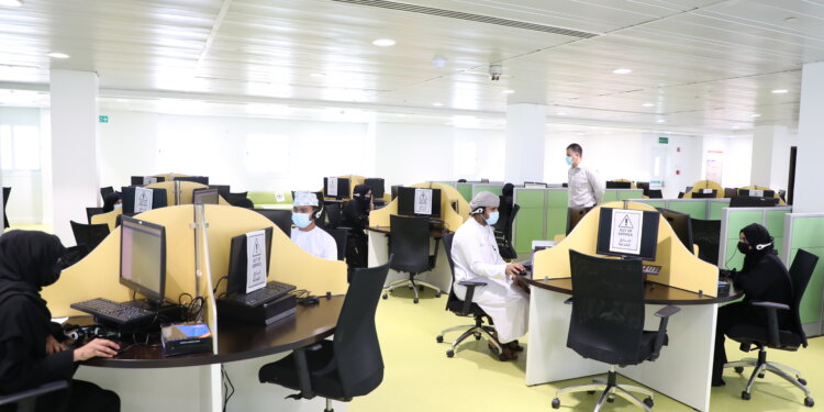 طلبة البرنامج التأسيسي بجامعة الشرقية يؤدون الإمتحانات الفصلية بالحرم الجامعي