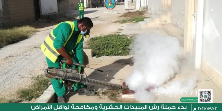 ضمن حملتها للإصحاح البيئي.. بلدية ظفار تقوم برش المبيدات الحشرية في ولاية طاقة