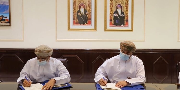 توقيع اتفاقية تعاون لمشروع “استزراع خيار البحر العماني”