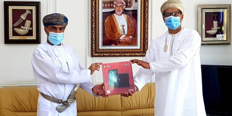 مجموعة اليوسف تدعم طلبة وطالبات ولاية السيب بأجهزة لوحية