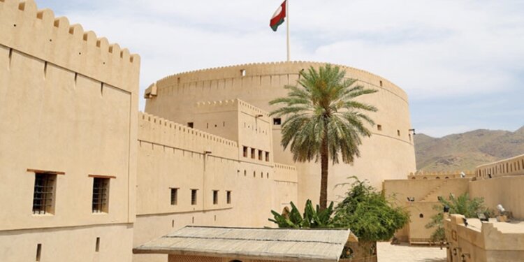 تحديد أوقات العمل والزيارة لقلعة نزوى‬⁩