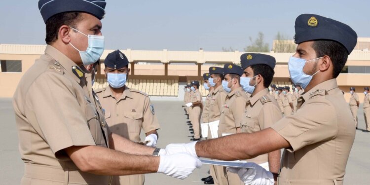 قائد سلاح الجو السلطاني العماني يسلم شهادة الإجادة لعدد من المجيدين