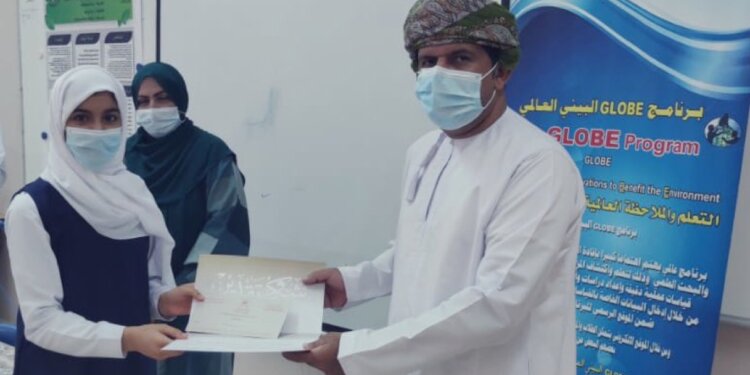 تعليمية الداخلية تُكرّم فريق مدرسي لحصده الأول في مسابقة إقليمية