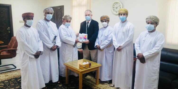 دعما للعملية التعليمية.. “ترك عمان” تقدم أجهزة لوحية لطلبة وطالبات ولاية محوت