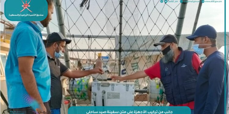 تركيب معدات الصيد بالخيوط الطويلة على متن سفينة صيد ساحلي