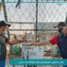 تركيب معدات الصيد بالخيوط الطويلة على متن سفينة صيد ساحلي