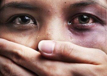 سماحة الشيخ أحمد الخليلي يصف الرجال المعنفين لنسائهم بالحمقى .. العنف الأسري في السلطنة وكيفية التعامل معه