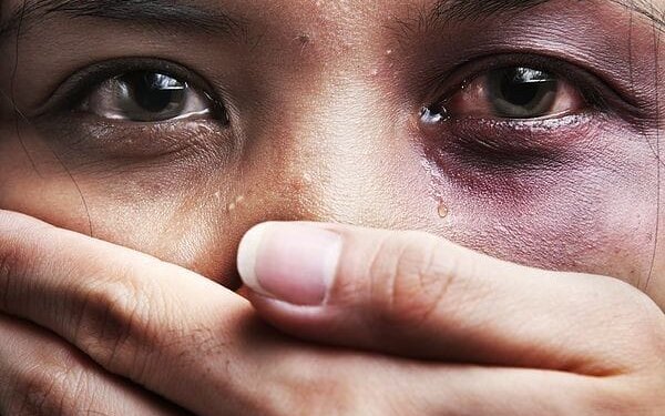 سماحة الشيخ أحمد الخليلي يصف الرجال المعنفين لنسائهم بالحمقى .. العنف الأسري في السلطنة وكيفية التعامل معه
