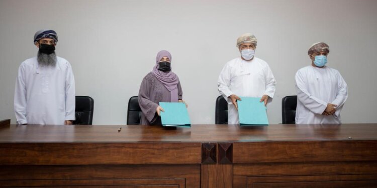 اتفاقية شراء وتسويق منتجات مشروع تطوير استزراع الأسماك الزعنفية في الأقفاص العائمة بمحافظة مسندم
