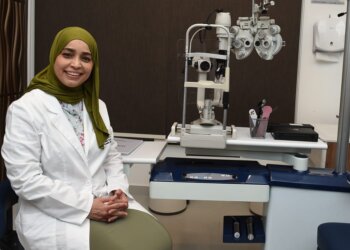 طبيبة عيون عمانية ملهمة .. ذات طموحٍ عالي