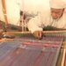 عدوم البدوي يُمارس صناعة النسيج منذ 70 عامًا