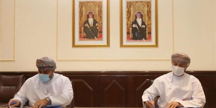 توقيع اتفاقية استثمار وإنشاء مركز لتجميع الأسماك برأس مدركة بولاية الدقم