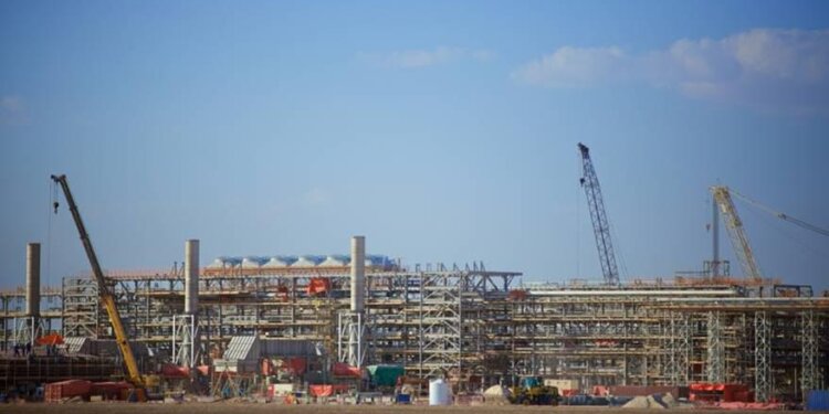 منها مشروع إنتاج الكهرباء باستخدام الطاقة الشمسية .. تنفيذ عدد من المشاريع التنموية والحيوية بالظاهرة