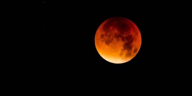 العالم على موعد مع ظاهرتي الخسوف الكلي للقمر والقمر العملاق