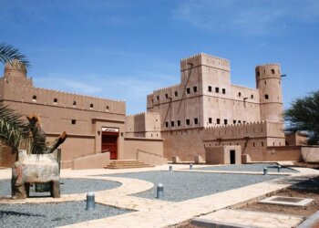 “حصن المنصور” بناه الإمام سعيد  ..  بُني بكامله من الصاروج العماني والحصى الجبلي