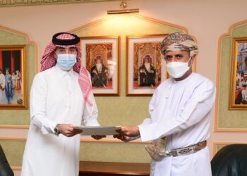 السيد شهاب بن طارق آل سعيد يتلقى رسالة خطية من وزير الدفاع القطري