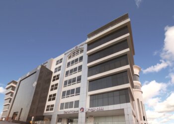 بنك نزوى يبادر بدعم فريقين للأعمال الخيرية