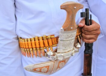 عمانية تبدع في صناعة الخناجر العُمانية
