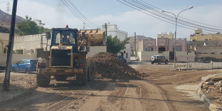تمهيد الطرق المتأثرة بنزول الأودية والشعاب بالعامرات