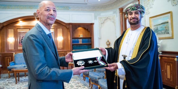 جلالة السلطان المعظم يمنح وسام نهضـة عمان