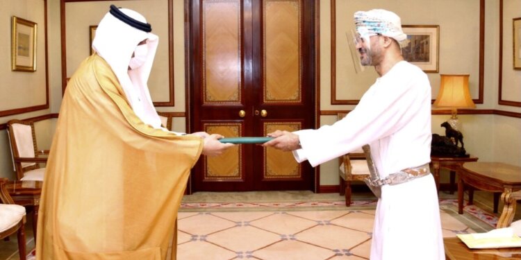 وزير الخارجية يتسلم نسخة من أوراق اعتماد السفير السعودي