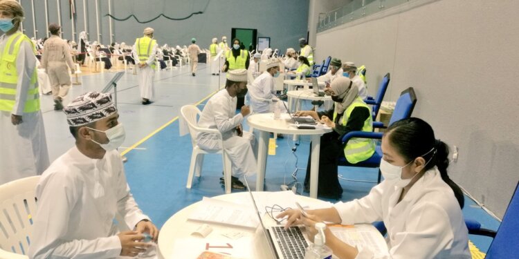بالصور: بدء حملة تطعيم طلبة الدبلوم العام في جميع محافظات السلطنة