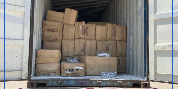بعد عملية تتبع .. ضبط أكثر من 300 صندوق من مشتقات التبغ
