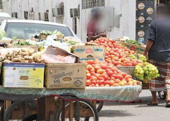 الباعة المتجولون غير المرخصين ظاهرة ملفته.. فمن يوقفها ؟