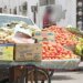 الباعة المتجولون غير المرخصين ظاهرة ملفته.. فمن يوقفها ؟