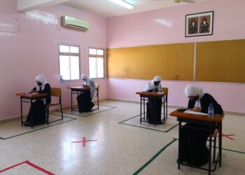 طلبة تعليمية البريمي يؤدون امتحانات الصفوف (5-11)