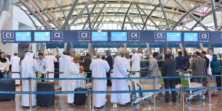 إليكم.. قائمة الدول التي تقرر تعليق القادمين منها إلى السلطنة