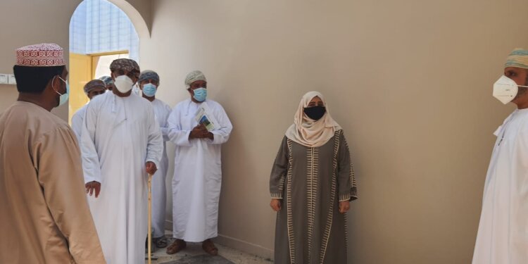 الشعيلي وليلى النجار يتفقدان منازل المواطنين المتأثرة بالأخدود