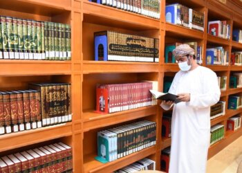 تتكون من طابقين وبها أكثر من 6000 عنوان .. مكتبة جامع السلطان قابوس بصحار