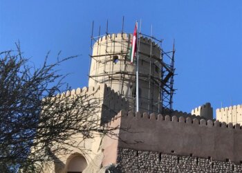 قطع شوطًا متقدمًا .. مواصلة العمل في ترميم قلعة نخل