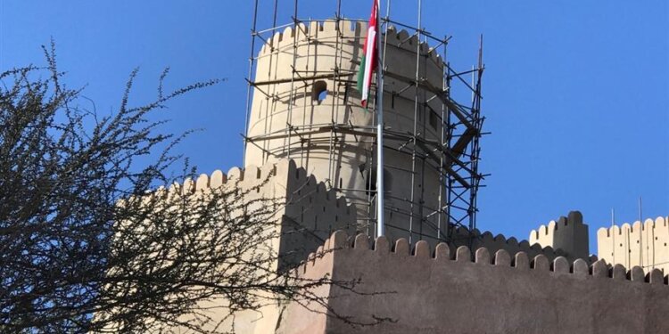 قطع شوطًا متقدمًا .. مواصلة العمل في ترميم قلعة نخل