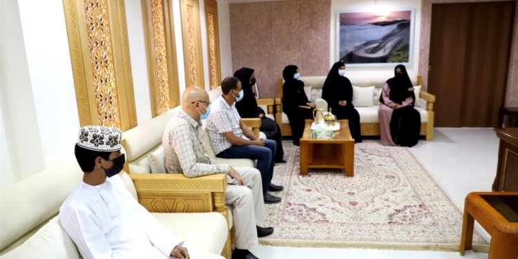 تعليمية ظفار تكرم الفريق الفائز في مسابقة تحدي لبان للروبوت الافتراضي