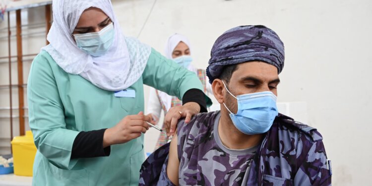 بالصور: الشرطة تُدشِّنُ حملة التحصين لجميع منتسبيها