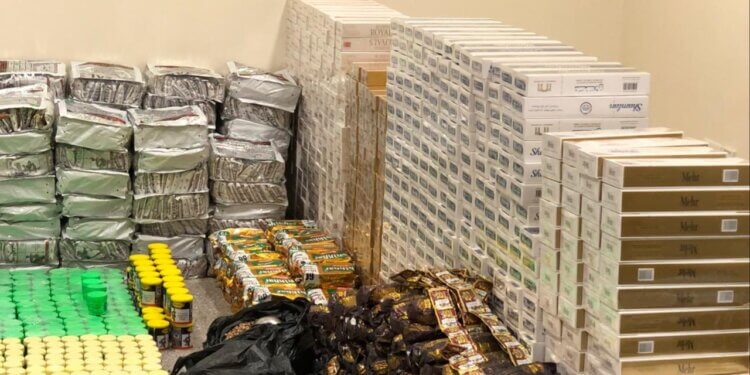 الشرطة تُلقي القبض على وافد بتهمة حيازة السجائر ومشتقات التبغ