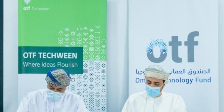 بهدف الاستثمار في مخرجات برنامج التطوير الريادي..الصندوق العُماني للتكنولوجيا و”أوج للابتكار” يوقعان مذكرة تفاهم