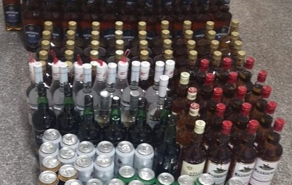 توقيف وافد بحوزته أكثر من 200 زجاجة وعلبة خمر