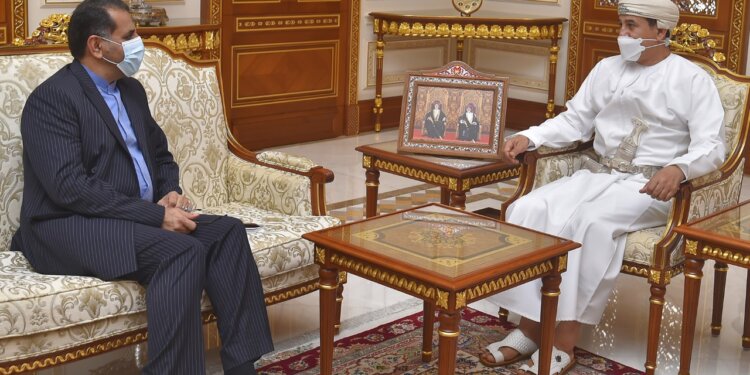 وزير المكتب السلطاني يستقبل السفير الإيراني