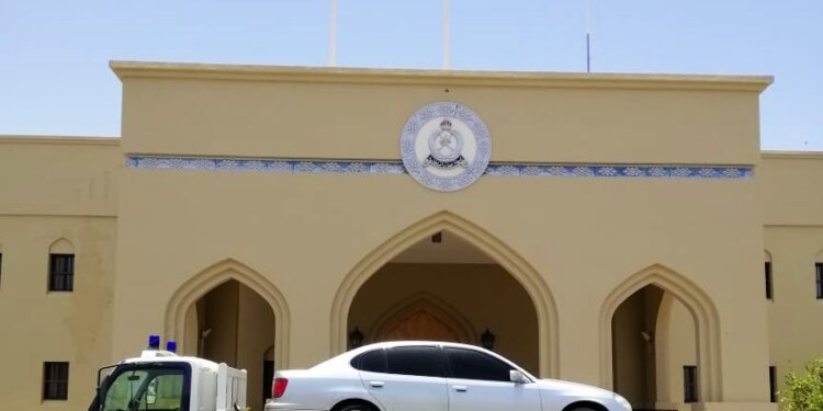 الشرطة تستوقف سائق مركبة بتهمة التفحيط والاستعراض