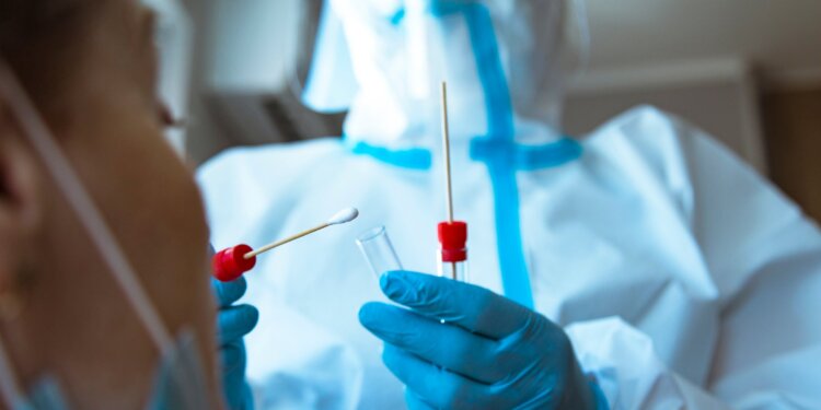 هل يؤدي لقاح كورونا إلى جعل نتيجة اختبار PCR إيجابية؟