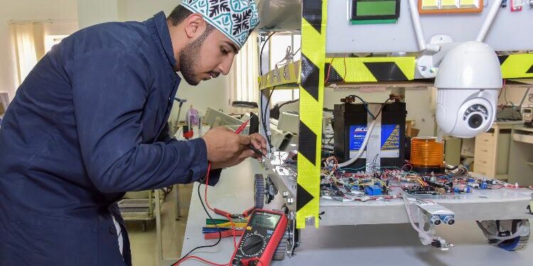 خِريج يخترع ربوت في القطاع اللوجستي