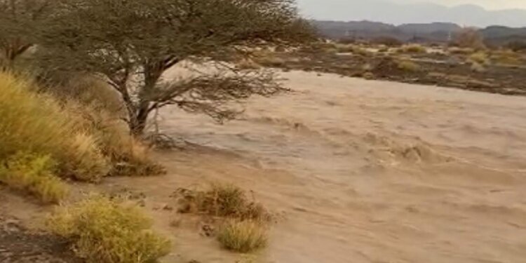 هطول أمطار تراوحت بين الغزيرة والمتوسطة على عدد من محافظات السلطنة